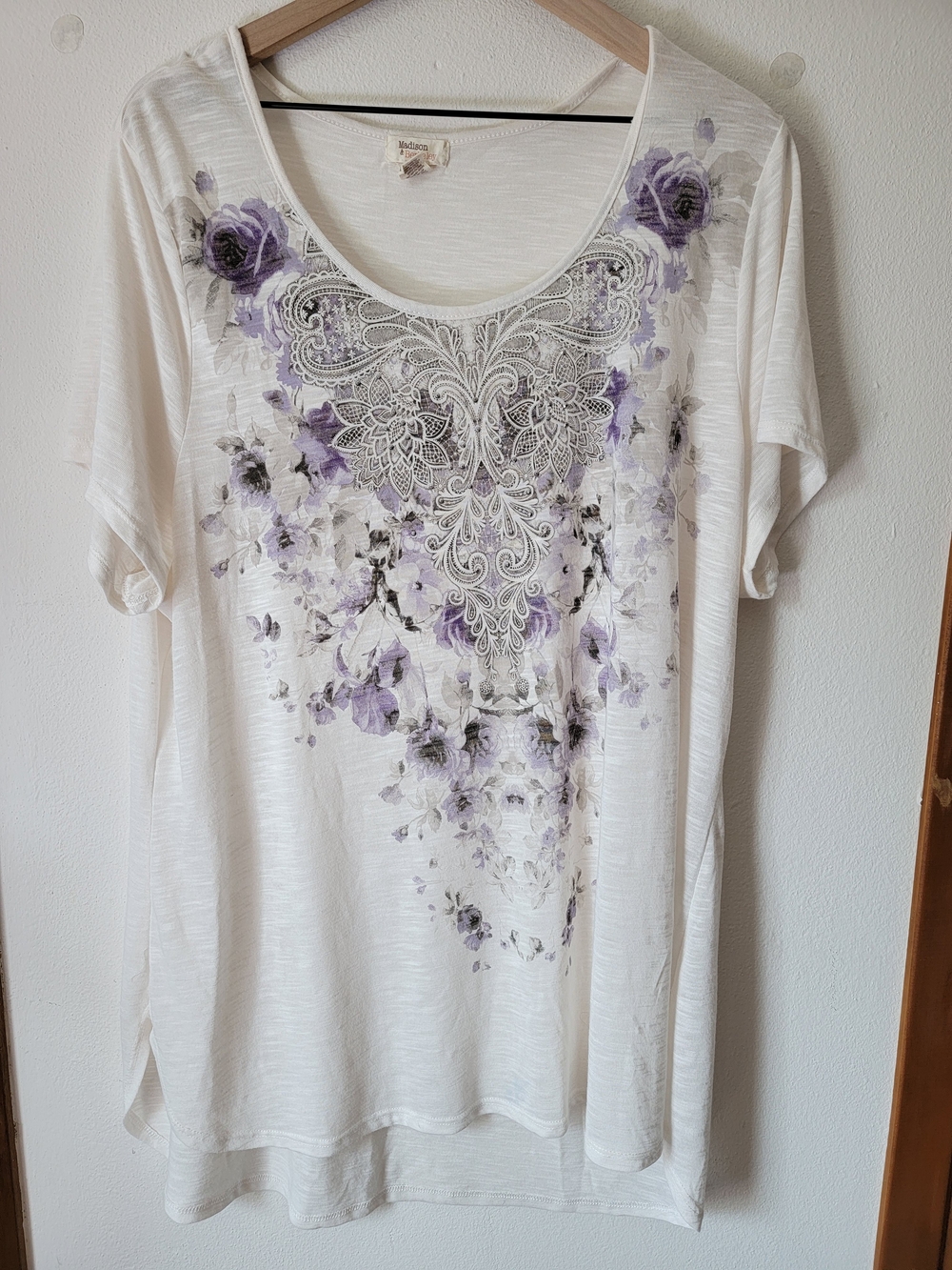 White Short Sleeve Scoop Neck Tee Lavender Floral Print With Rhinestones Size 3X